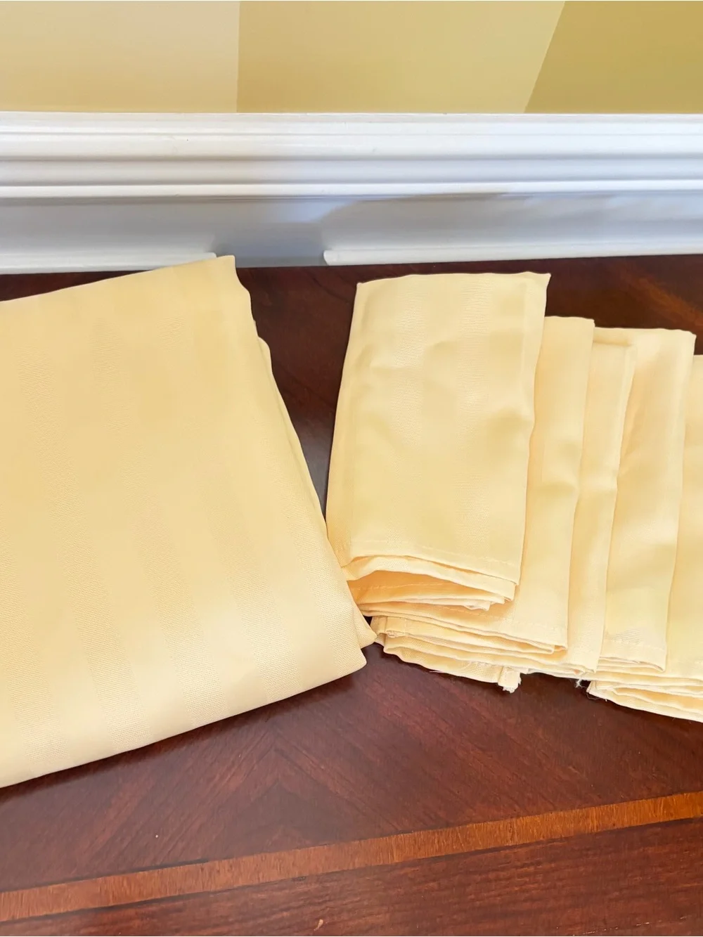 Soft Yellow Tablecloth and Napkin Set